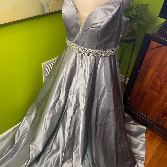 Absolutely beautiful princess dress - Picture 2 of 6